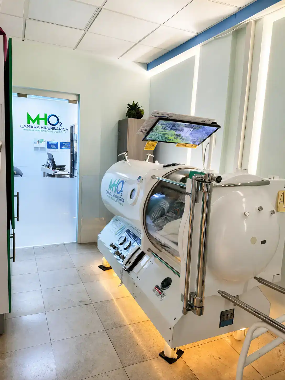 Cámara hiperbárica en sucursal Monraz, Guadalajara · MHO2